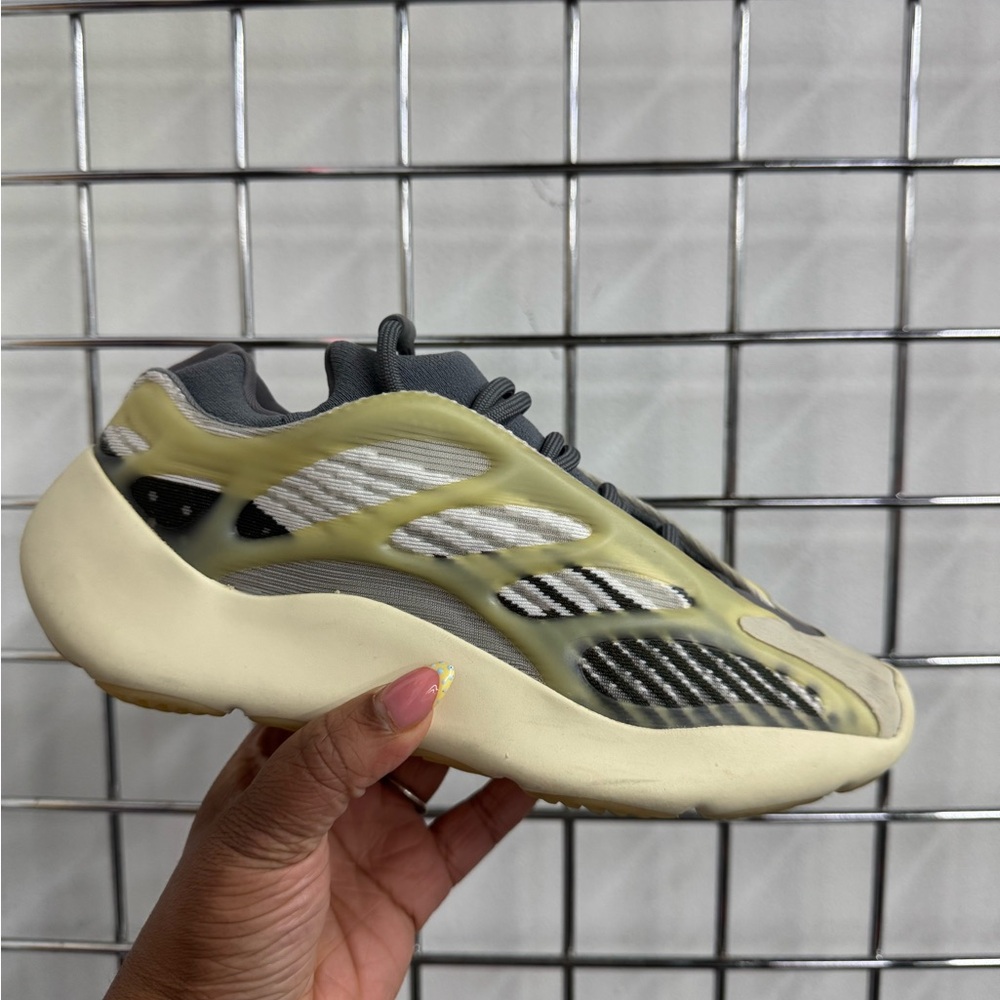 Adidas Yeezy 700 V3 Fade Salt Glow-in-the-Dark Sneakers Mens Size 7 Kanye West